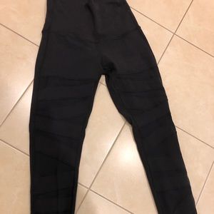 Lululemon black tech mesh wunder under size 7